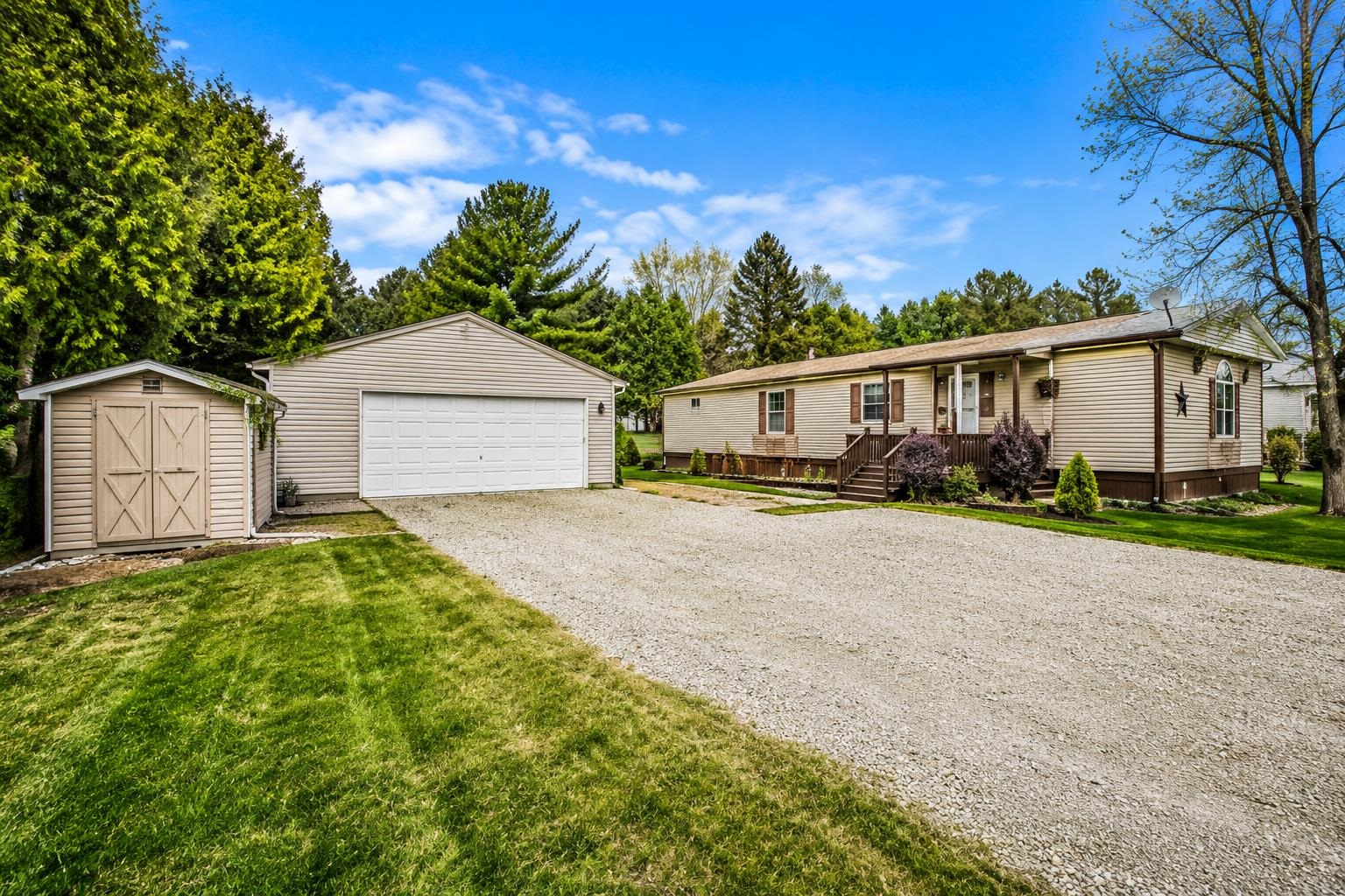 74 Crowel Road Syracuse, IN 46567 - Photo 2 of 22