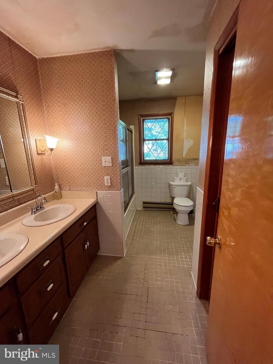 2389 Scotland Road Chambersburg, PA 17201 - Photo 28 of 46 Main bath