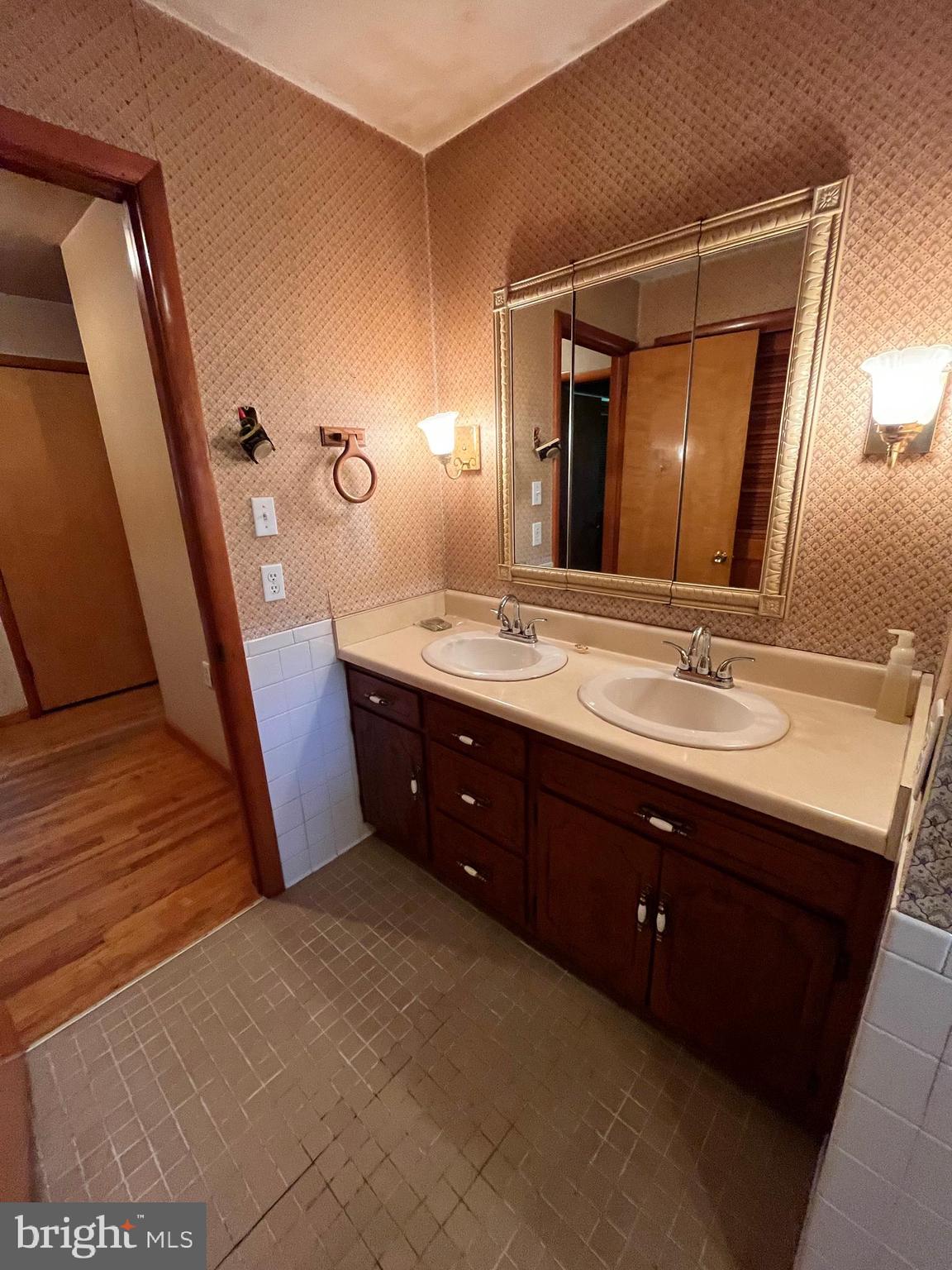 2389 Scotland Road Chambersburg, PA 17201 - Photo 29 of 46 Main bath
