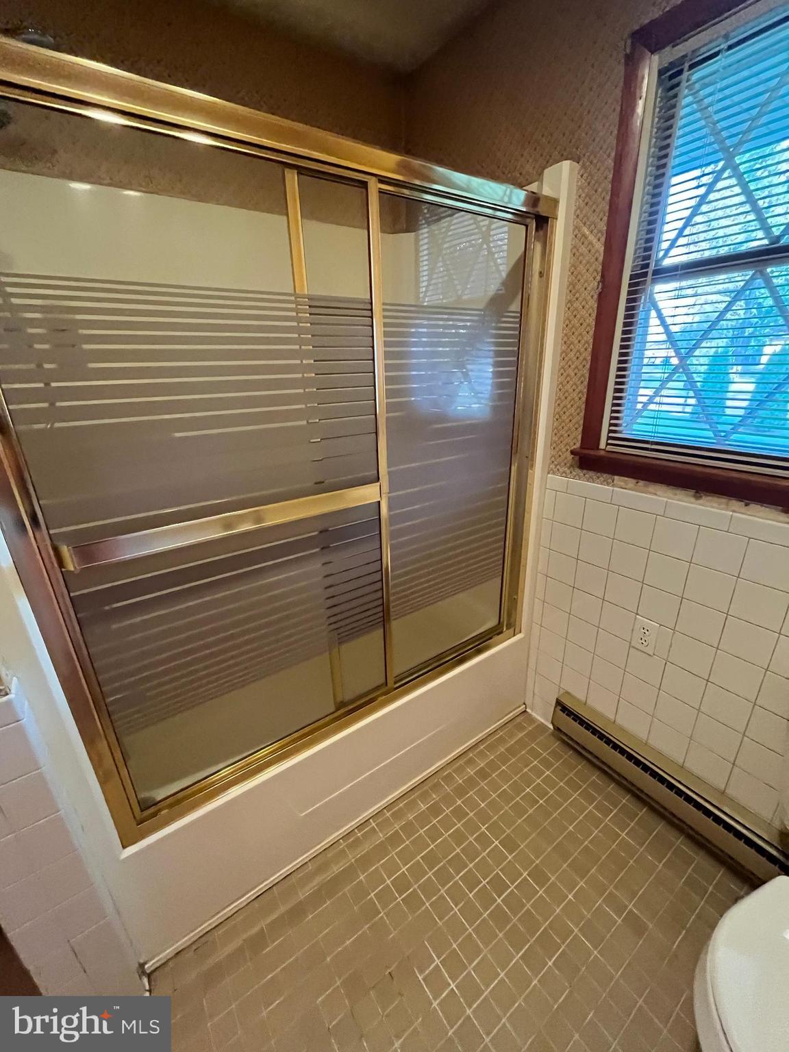 2389 Scotland Road Chambersburg, PA 17201 - Photo 30 of 46 Main bath