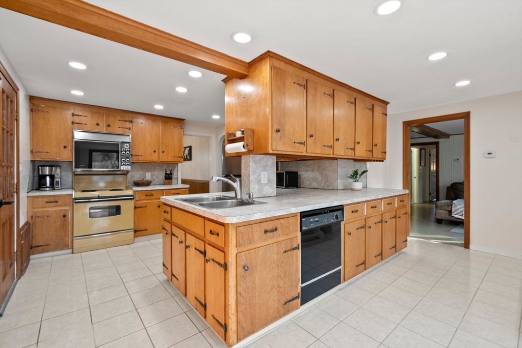 6 Windsor Road Stoneham, MA 02180 - Photo 9 of 42 Gallery Image 9