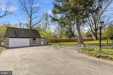 a view of a backyard with pathway