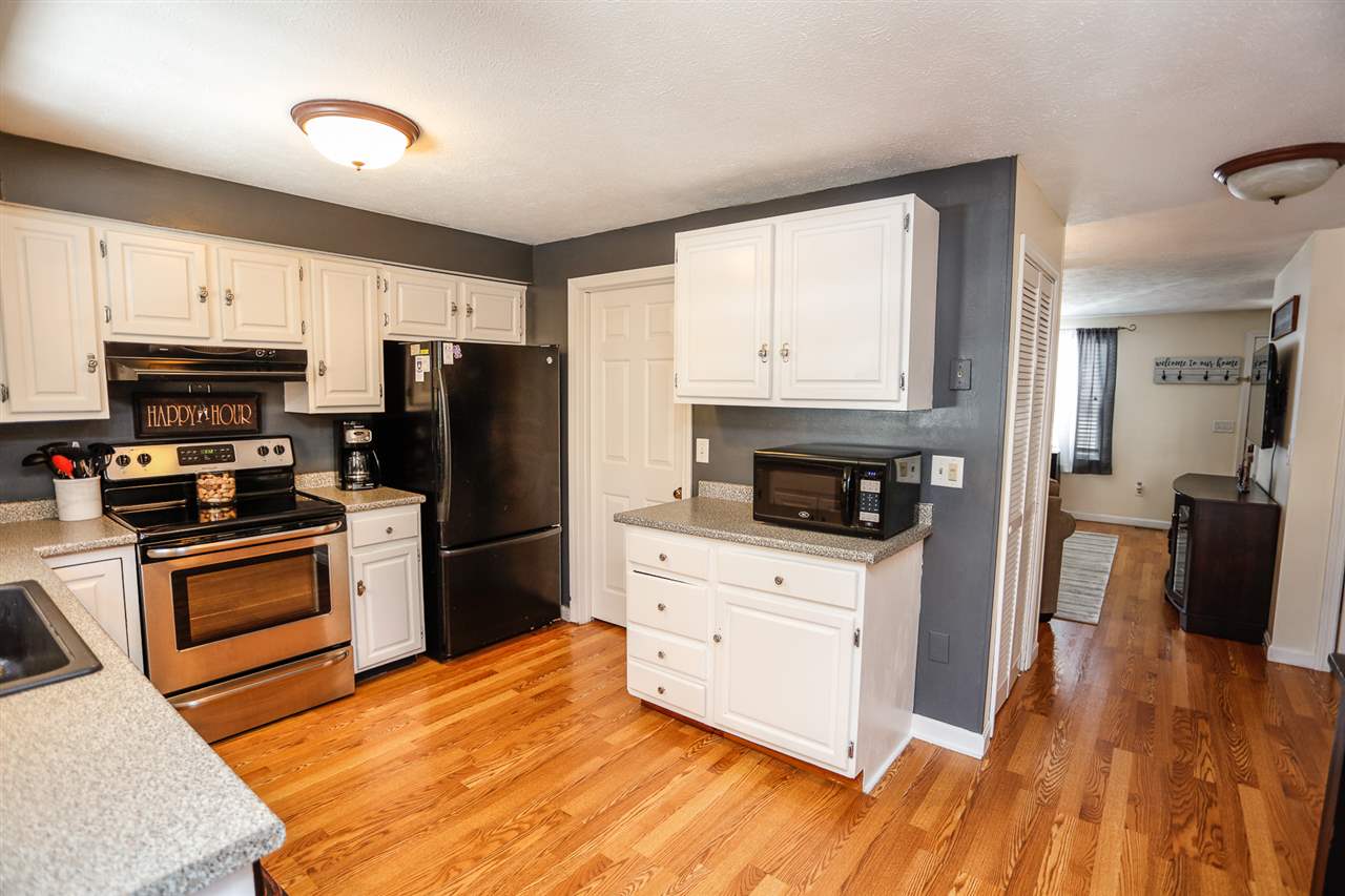 49 Derryfield Court, Unit 49 Manchester, NH 03104 - Photo 3 of 30