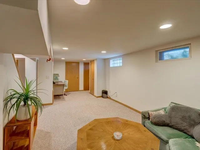 $2,950 | 201 North Owen Drive, Madison, WI 53705