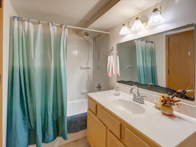 $2,950 | 201 North Owen Drive, Madison, WI 53705