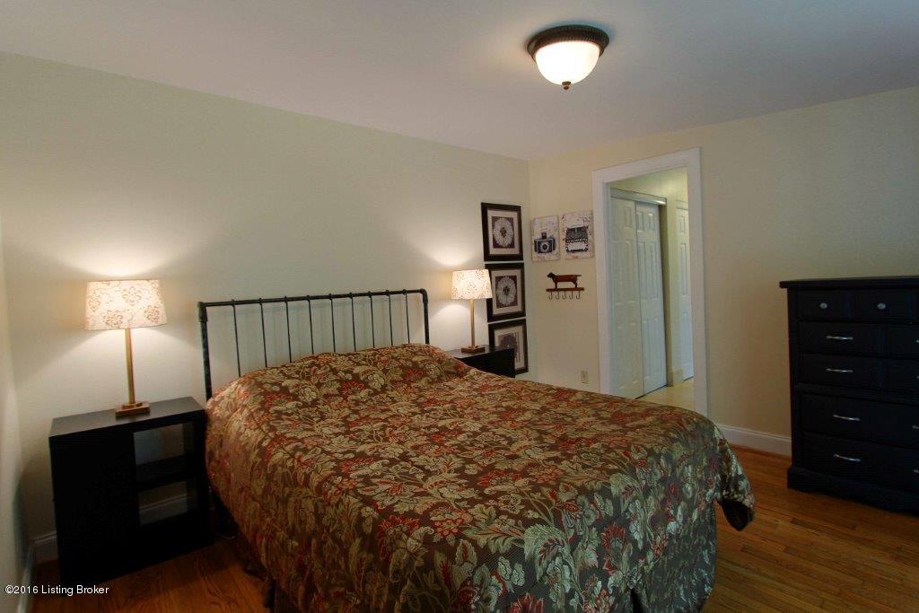 3076 University Road Louisville, KY 40206 - Photo 18 of 43 18 Master Bedroom