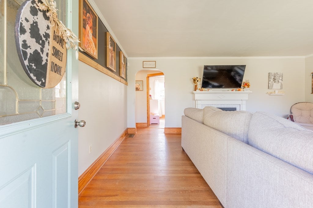 4765 Robinson Tract Road Pulaski, VA 24301 - Photo 6 of 61 Gallery Image 6