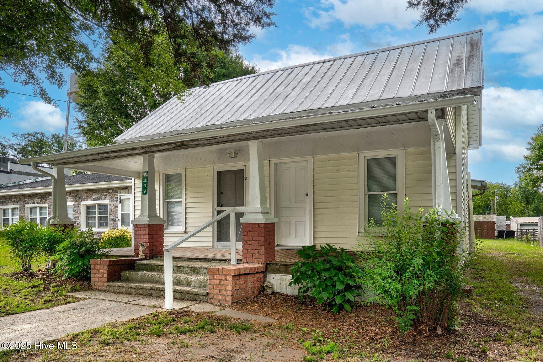 6217 Deans Street Bailey, NC 27807 - Photo 2 of 20 001-6217DeansStreet-Bailey-NC-27807-SMAL