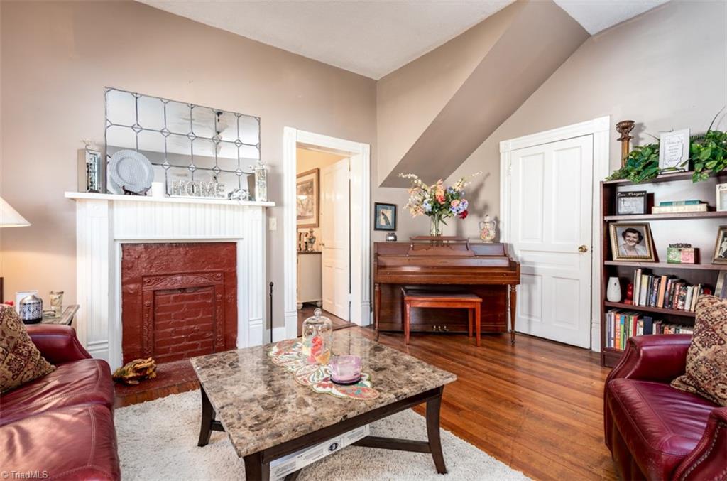 507 Newton Place High Point, NC 27262 - Photo 3 of 25 Gallery Image 3
