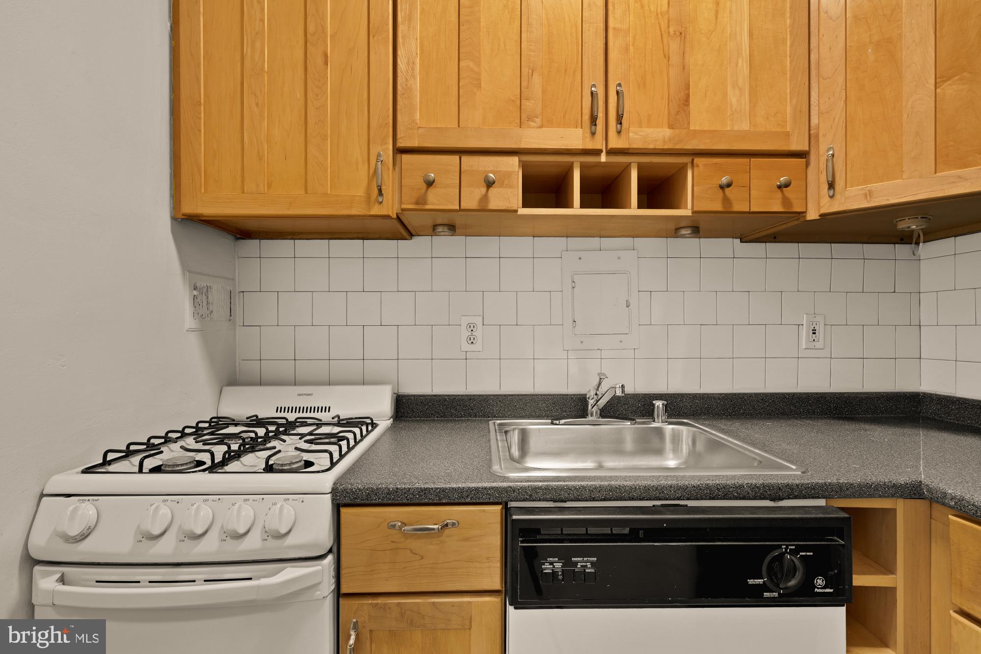 1 Scott Circle Northwest, Unit 719 Washington, DC 20036 - Photo 4 of 20 a stove top oven sitting inside of a kitchen
