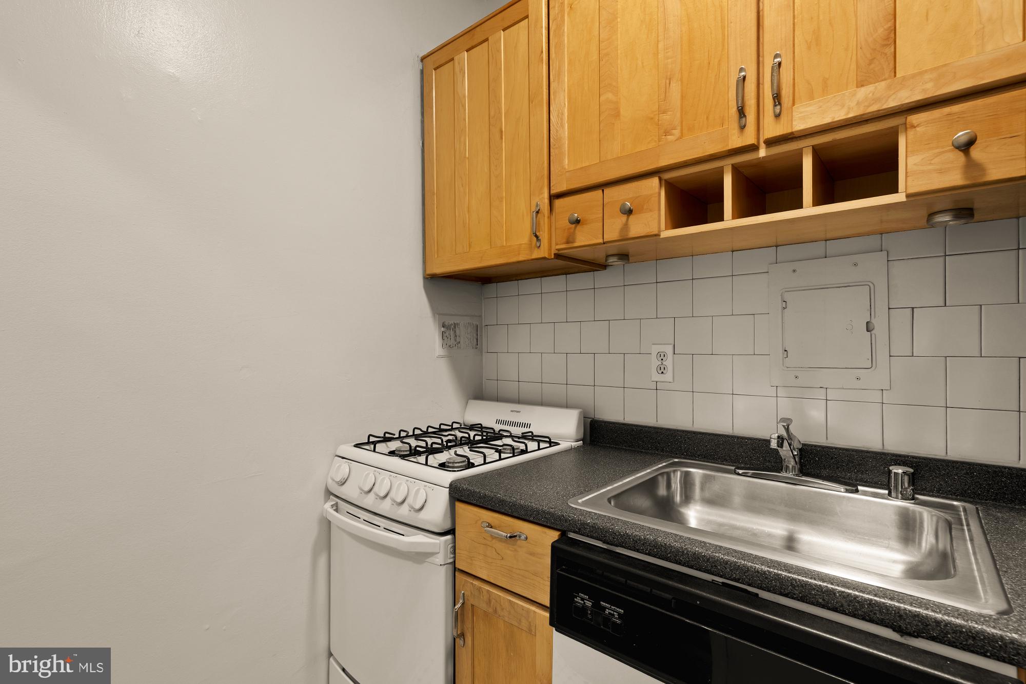 1 Scott Circle Northwest, Unit 719 Washington, DC 20036 - Photo 7 of 20 a utility room with washer and dryer