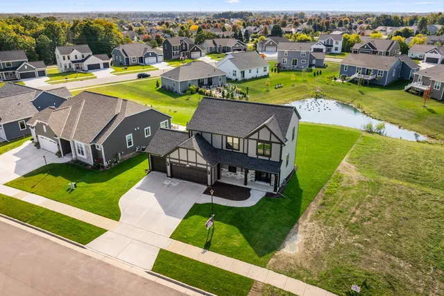 $575,900 | N174W20671 Laurel Springs Circle, Jackson, WI 53037