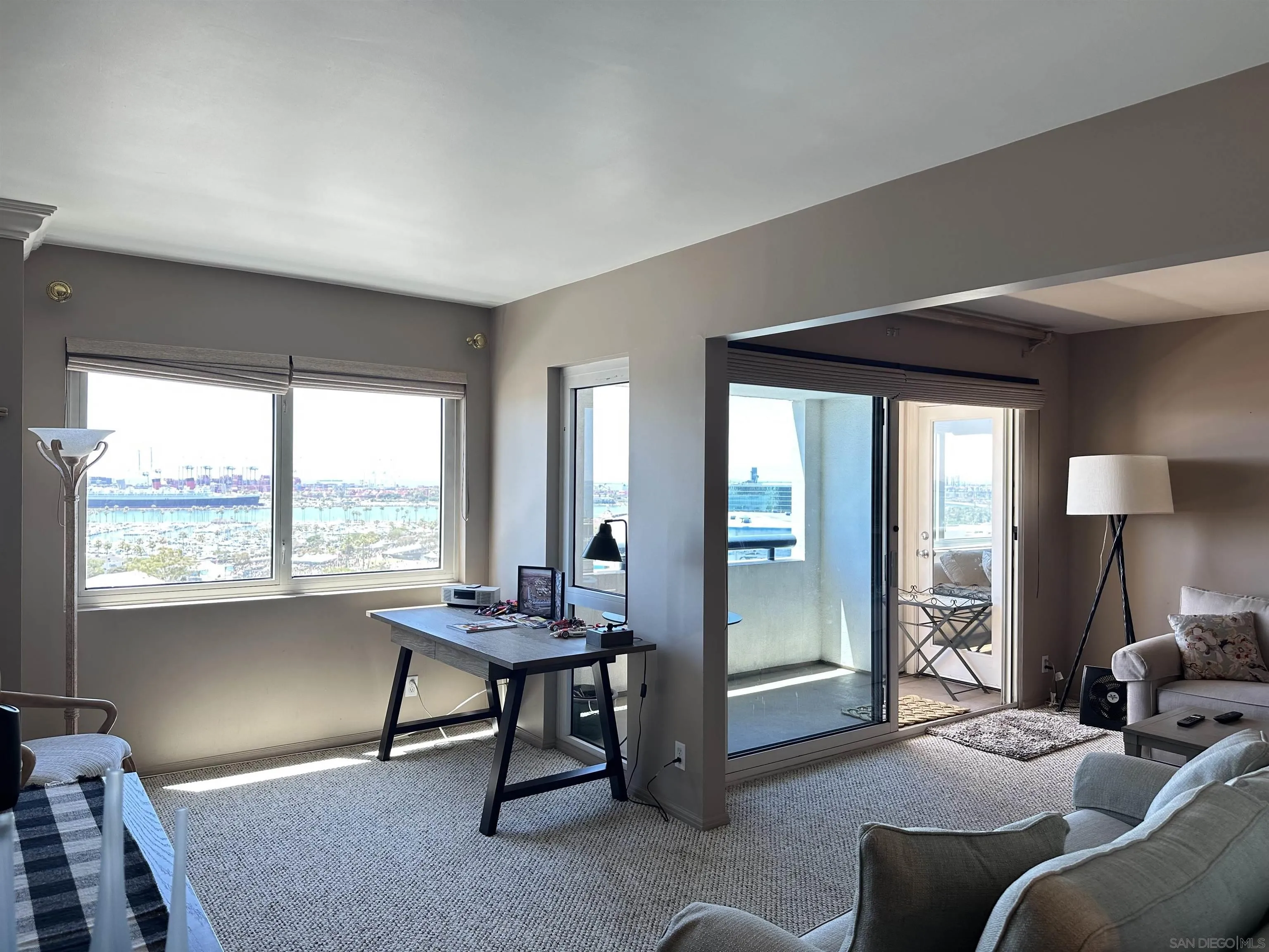 525 East Seaside Way, Unit 1607 Long Beach, CA 90802 - Photo 12 of 41 a livingroom with workspace and a window