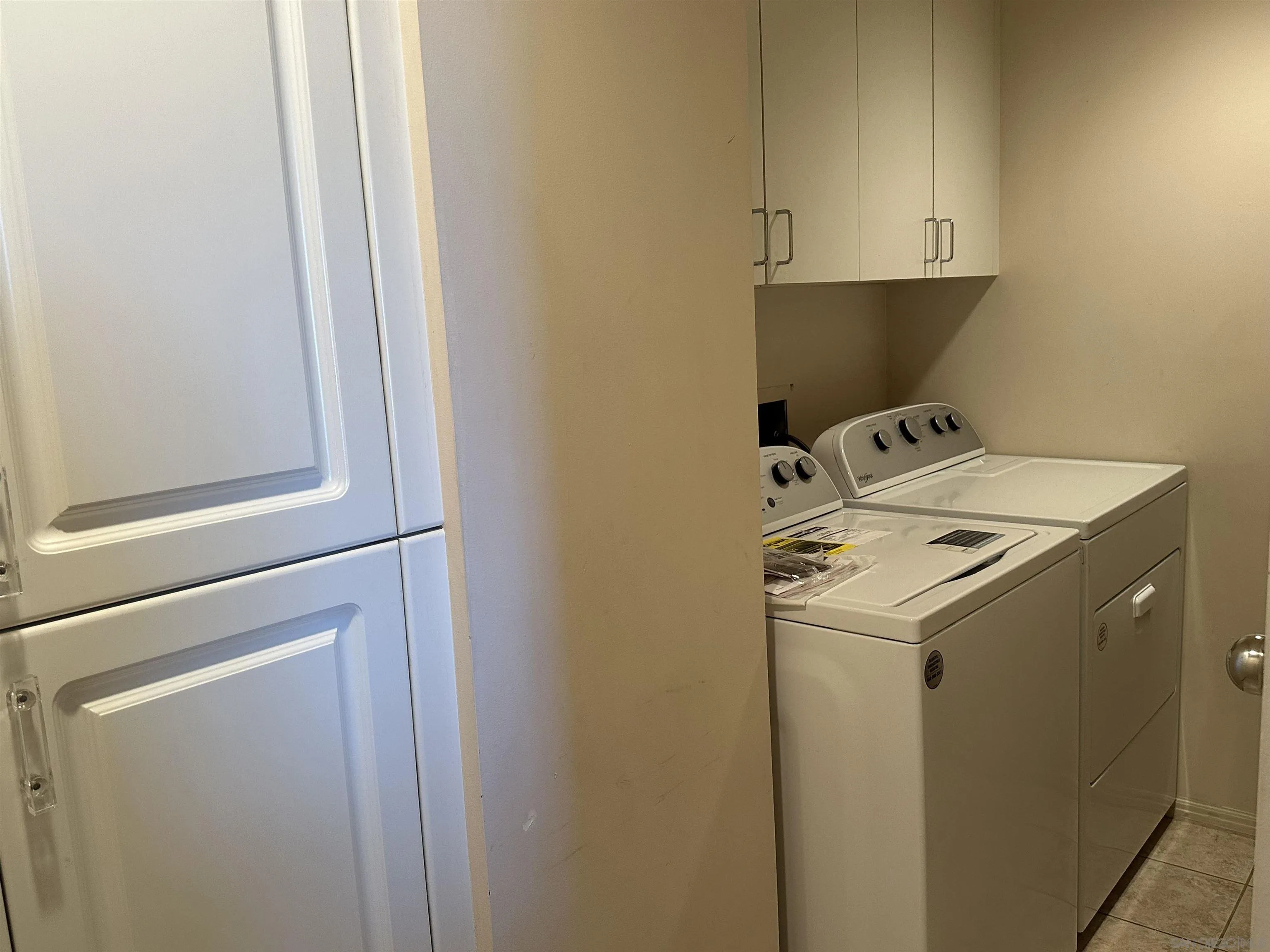 525 East Seaside Way, Unit 1607 Long Beach, CA 90802 - Photo 7 of 41 a utility room with dryer and washer
