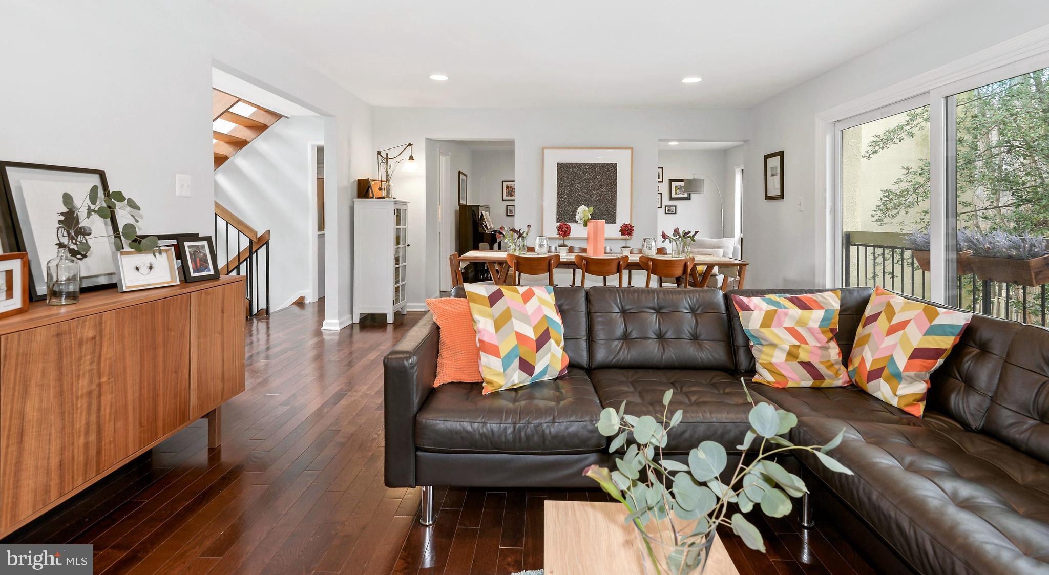 11642 Mediterranean Court Reston, VA 20190 - Photo 3 of 42 Large main level living!