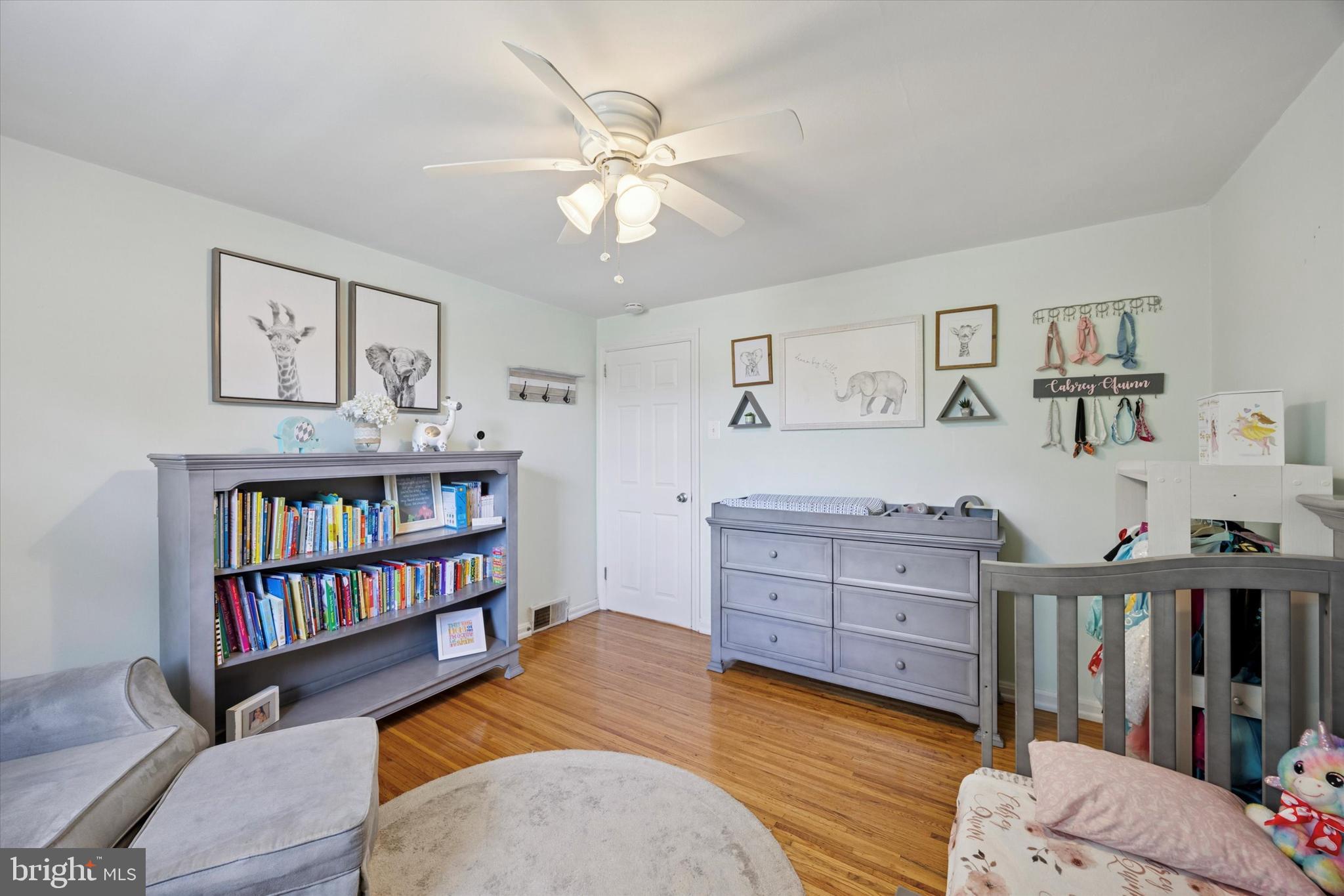 256 Ridgewood Road Springfield, PA 19064 - Photo 23 of 32 a living room with furniture and book shelf
