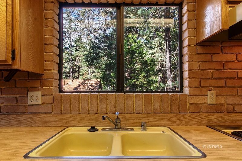 25390 Shadow Oaks Idyllwild, CA 92549 - Photo 17 of 39 a bathroom with a bathtub