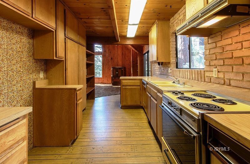 25390 Shadow Oaks Idyllwild, CA 92549 - Photo 18 of 39 a kitchen with stainless steel appliances granite countertop a stove a sink and a refrigerator