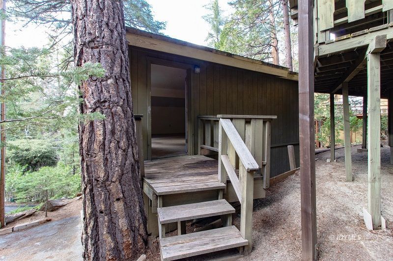 25390 Shadow Oaks Idyllwild, CA 92549 - Photo 30 of 39 a view of entryway with wooden floor and seating