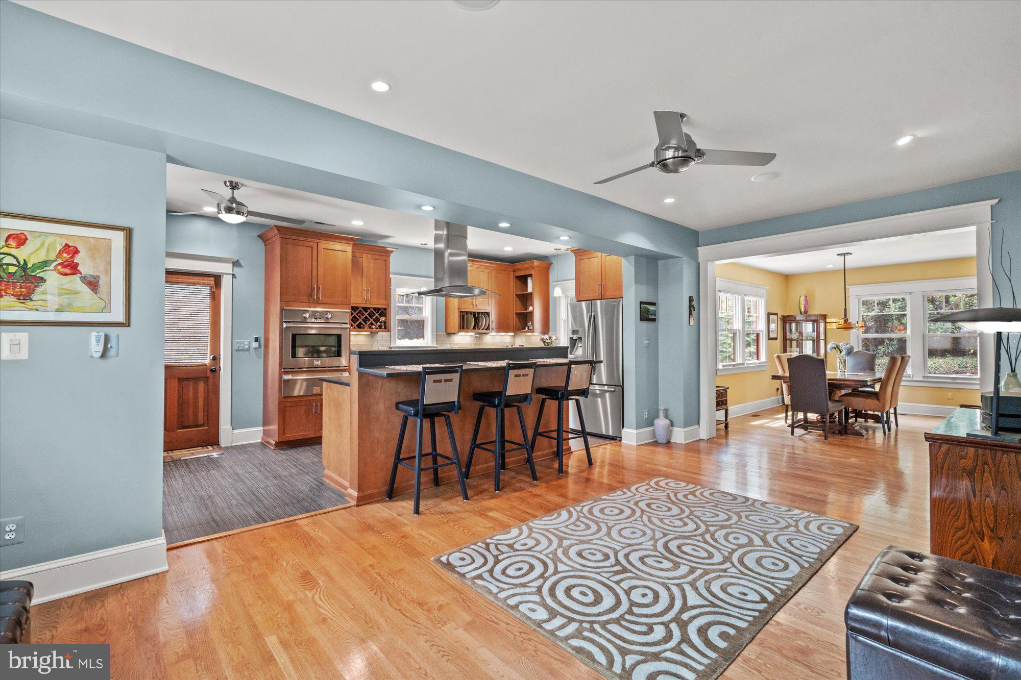 307 East Glebe Road Alexandria, VA 22305 - Photo 11 of 52 Kitchen with breakfast bar great for entertaining!