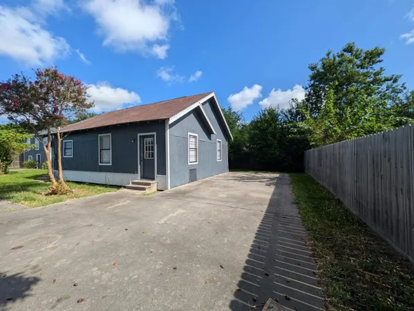 $995 | 720 Ave C, Port Neches, TX 77651