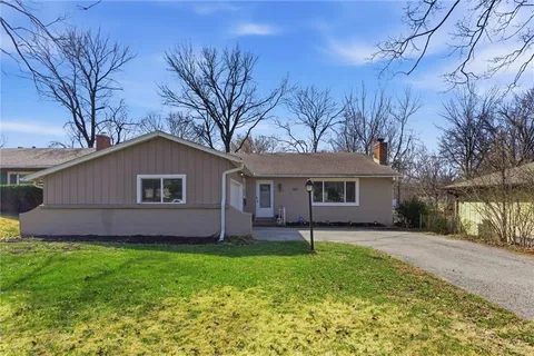 $295,000 | 607 East 90th Terrace, Kansas City, MO 64131