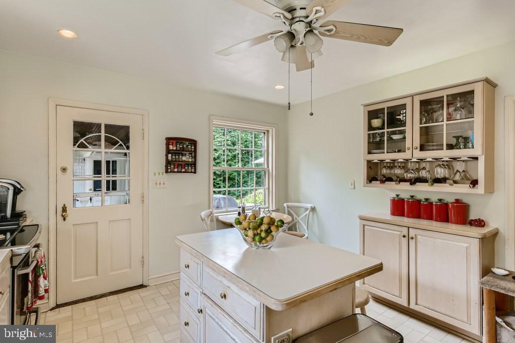 109 St Dunstans Road Baltimore, MD 21212 - Photo 8 of 40
