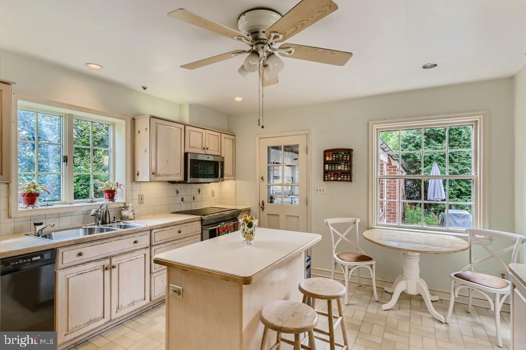109 St Dunstans Road Baltimore, MD 21212 - Photo 9 of 40