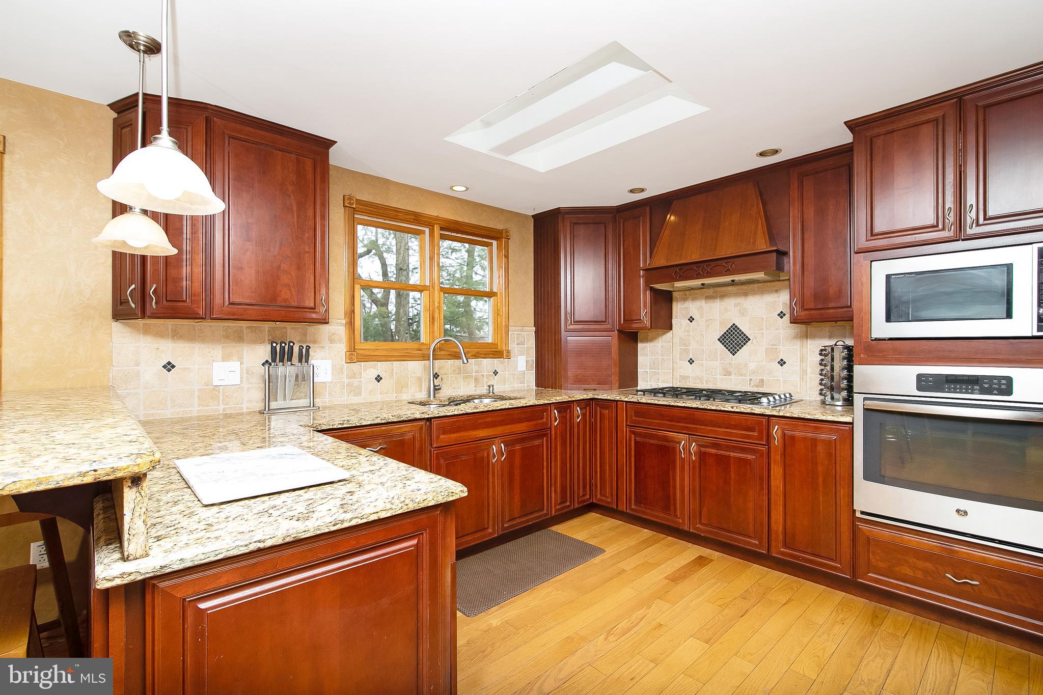 Large double sink and Gas cooktop