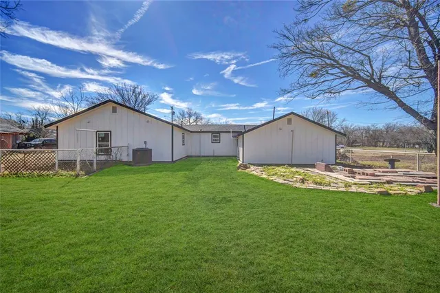 a view of a house with a backyard