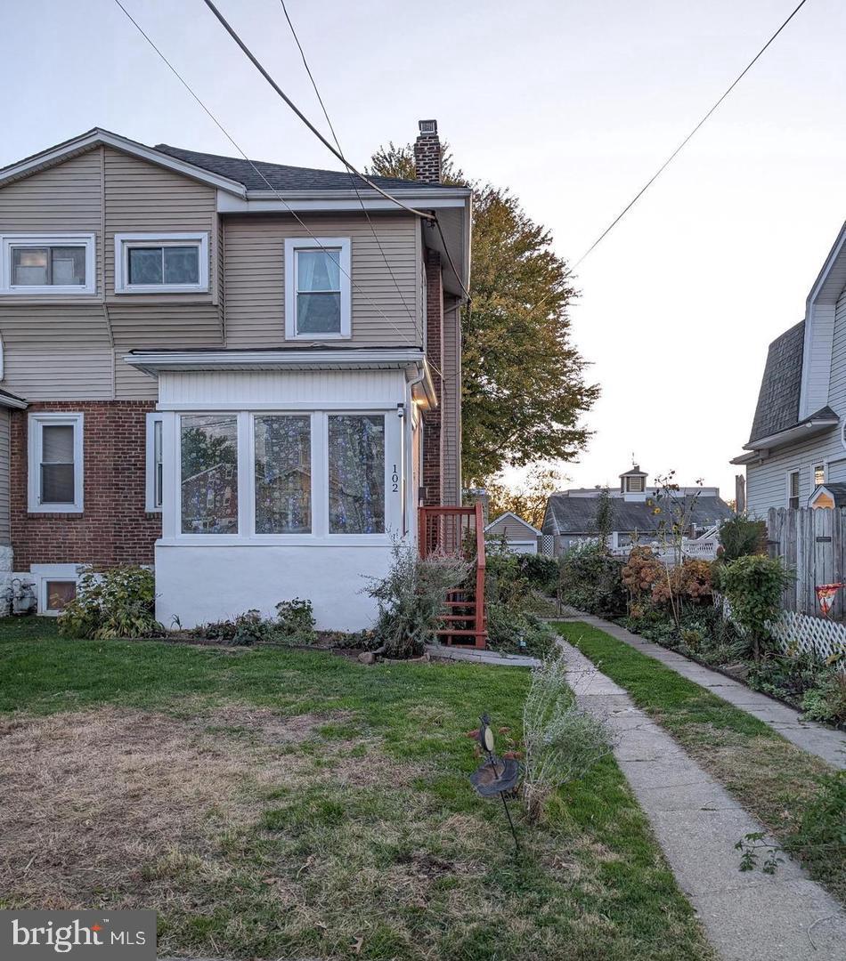 a view of a house with a yard