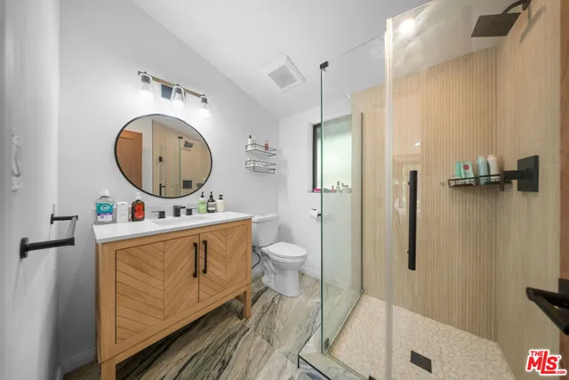 a view of a back yard