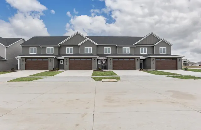 $2,295 | 401 East Donahue Street, Eldridge, IA 52748