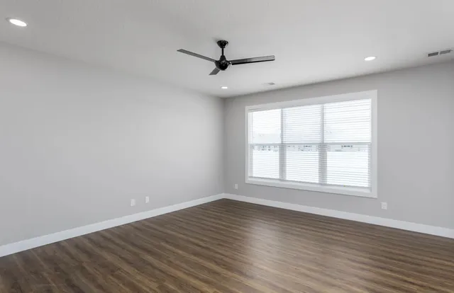 $2,295 | 401 East Donahue Street, Eldridge, IA 52748