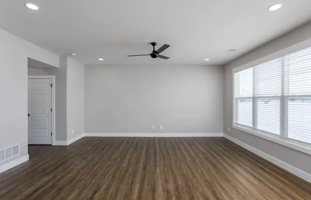 $2,295 | 401 East Donahue Street, Eldridge, IA 52748