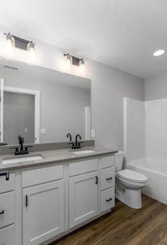 $2,295 | 401 East Donahue Street, Eldridge, IA 52748