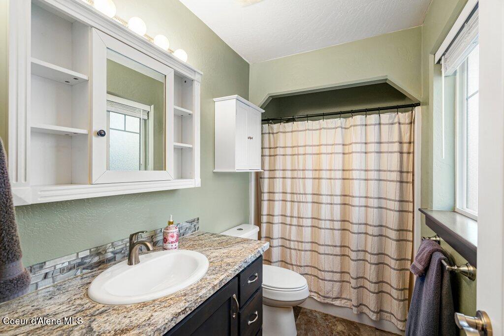 2130 East Decaro Loop Post Falls, ID 83854 - Photo 16 of 31 Primary Bath