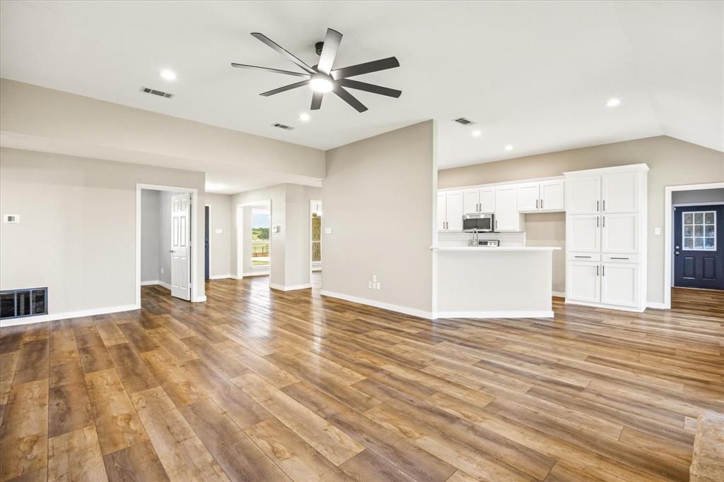7000 Massey Road Granbury, TX 76049 - Photo 24 of 40 Living room
