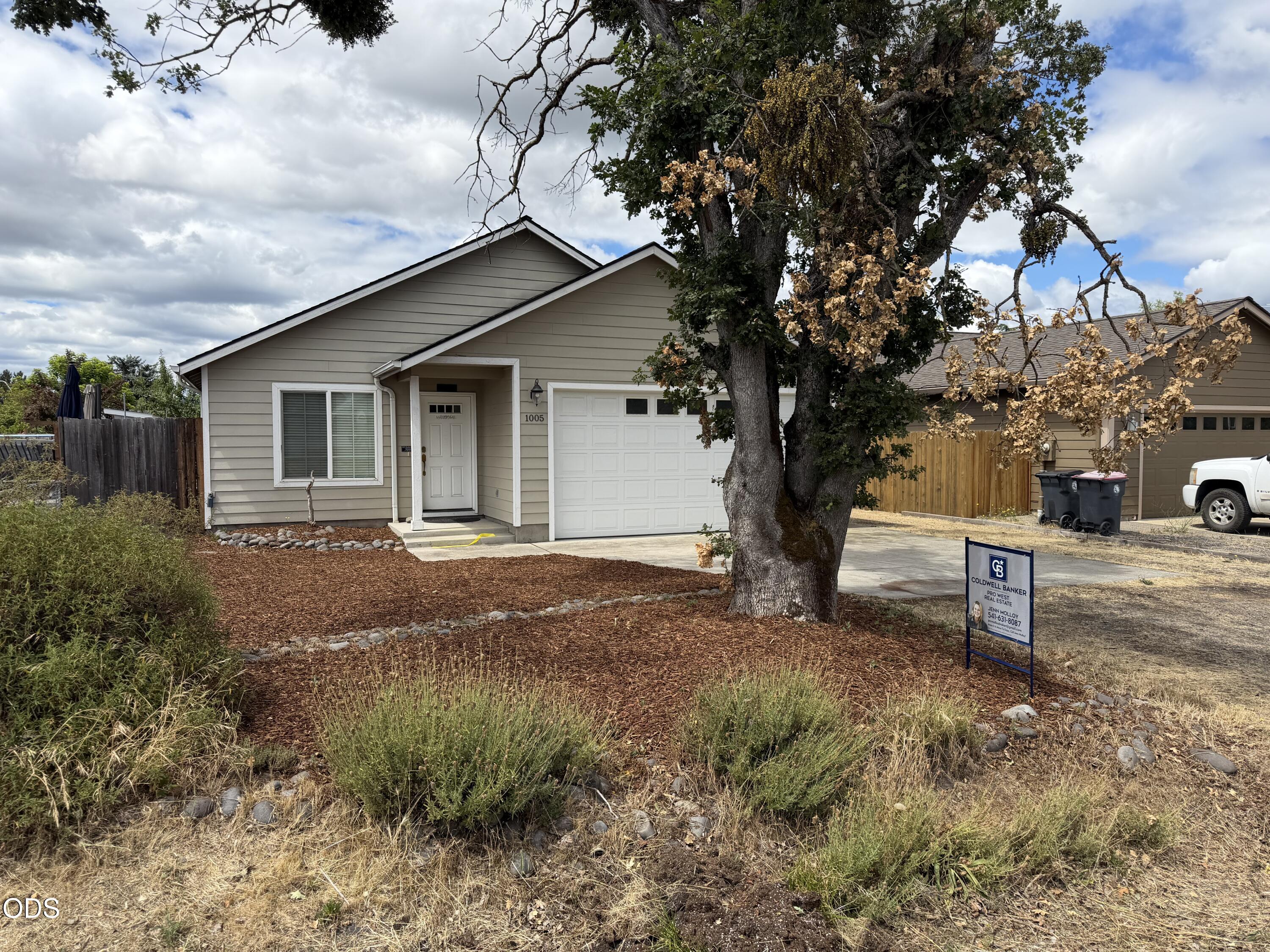 1005 North 10th Street Central Point, OR 97502 - Photo 1 of 23