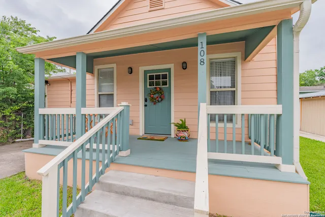 a view of a house with backyard and porch