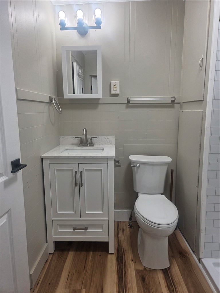 21 Gardiner Park, Unit LOWR Rochester, NY 14607 - Photo 13 of 23 Completely renovated bath