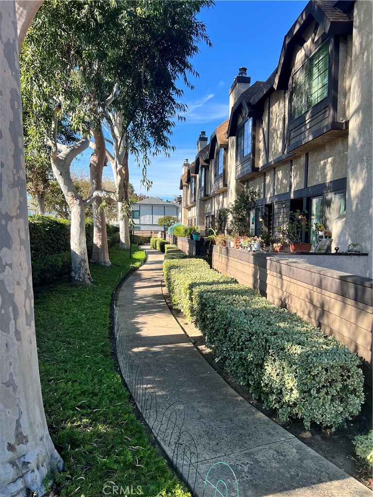 19230 Wyandotte Street, Unit 14 Reseda, CA 91335 - Photo 2 of 10 a view of a yard in front of a building