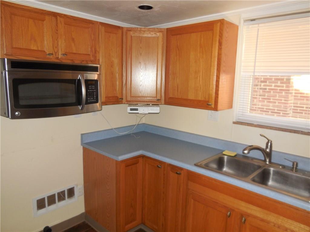 933 Liberty Street McKees Rocks, PA 15136 - Photo 2 of 16