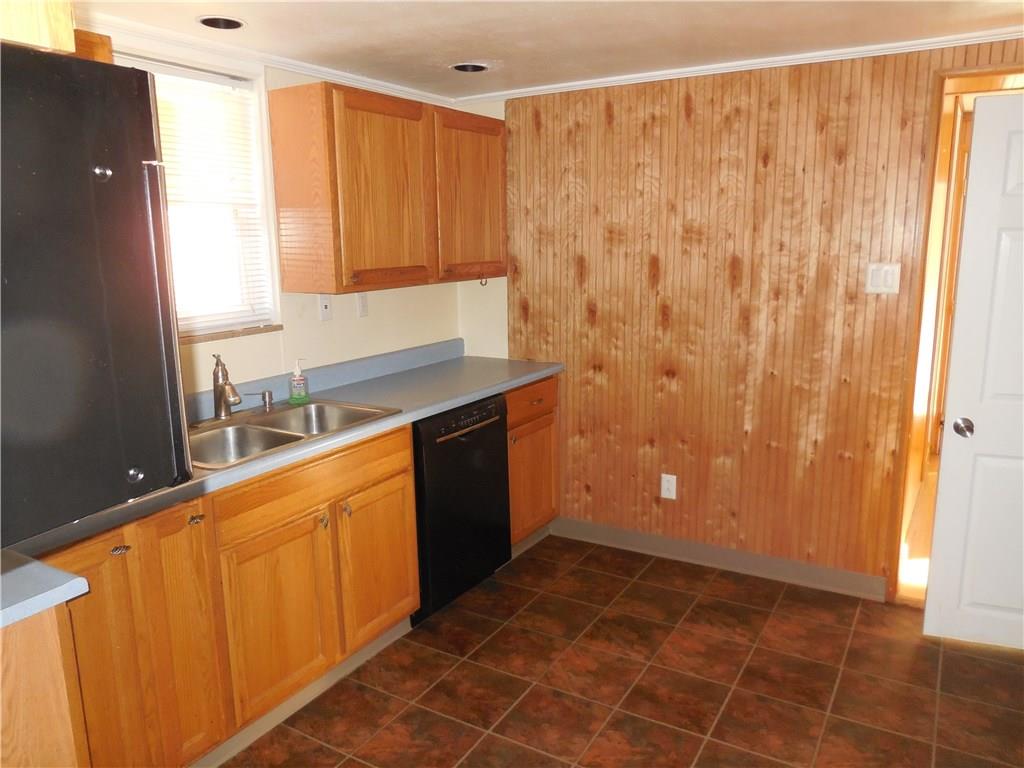 933 Liberty Street McKees Rocks, PA 15136 - Photo 3 of 16