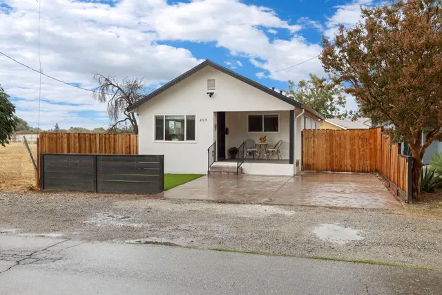 $434,999 | 209 East 3rd Street, Tracy, CA 95376