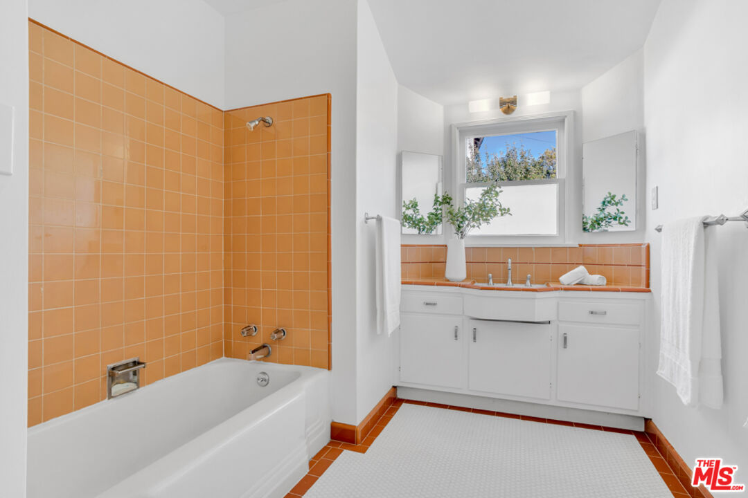 1901 Montecito Drive Glendale, CA 91208 - Photo 22 of 64 a bathroom with a bathtub and sink