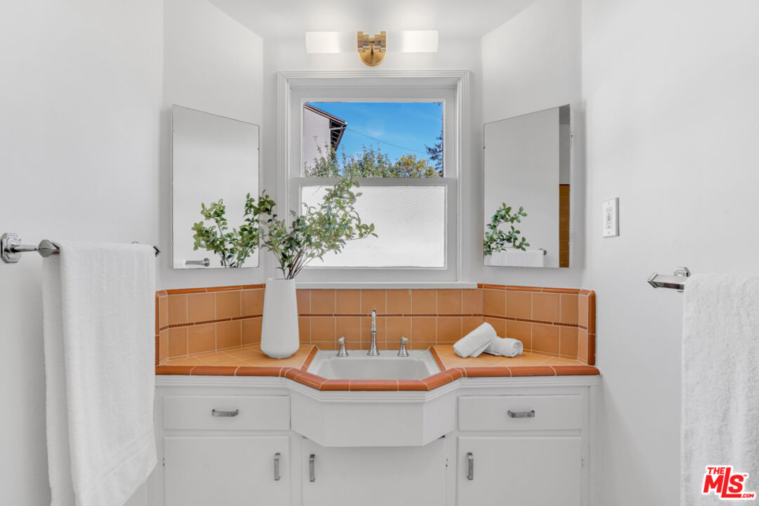 1901 Montecito Drive Glendale, CA 91208 - Photo 23 of 64