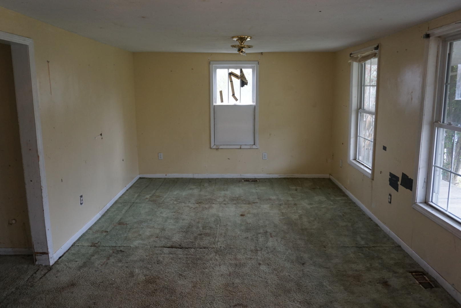 353 Claremont Road Kingsport, TN 37660 - Photo 3 of 14 DSC05870