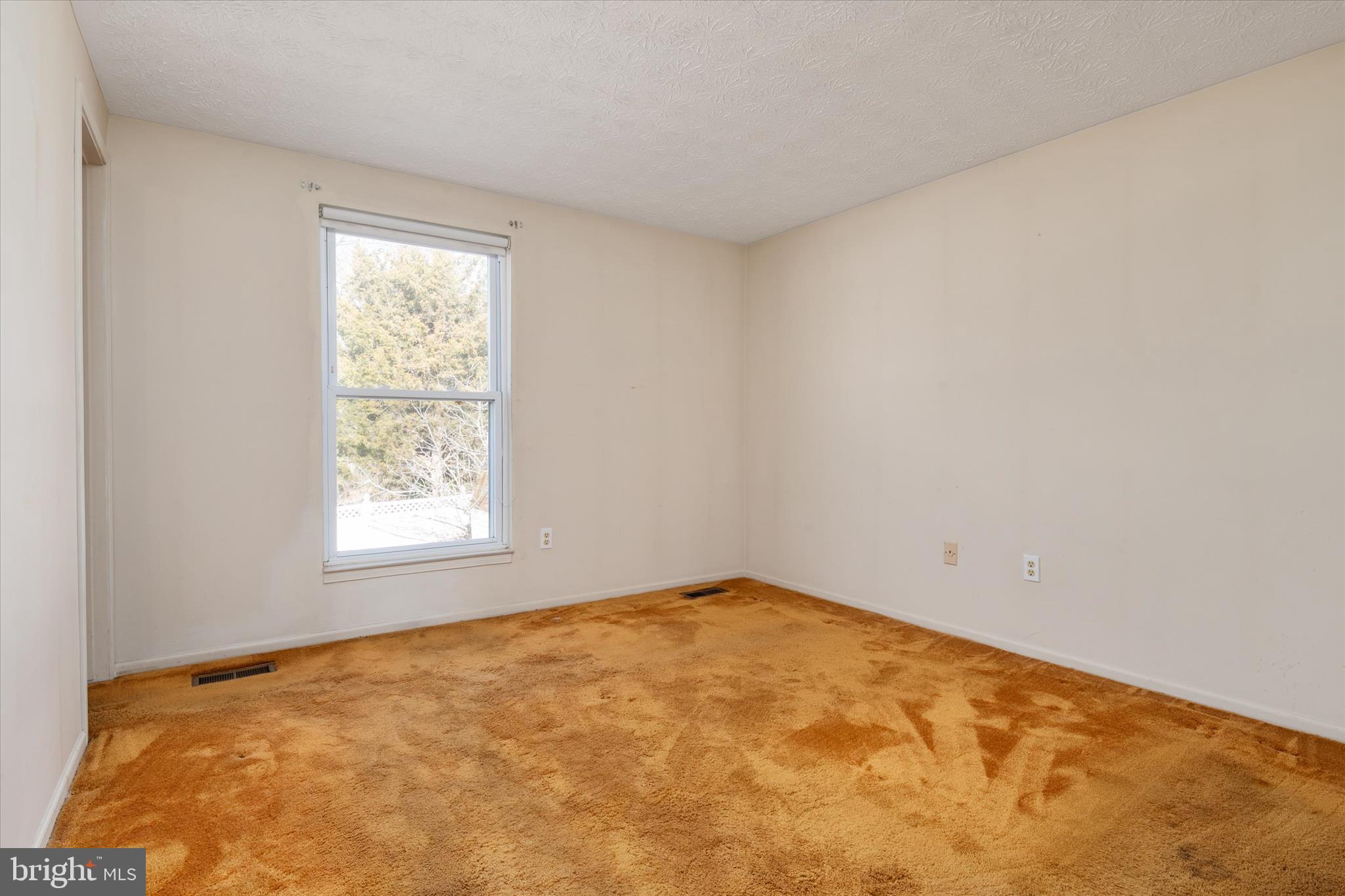 226 Compass Road Baltimore, MD 21221 - Photo 17 of 35 an empty room with a window
