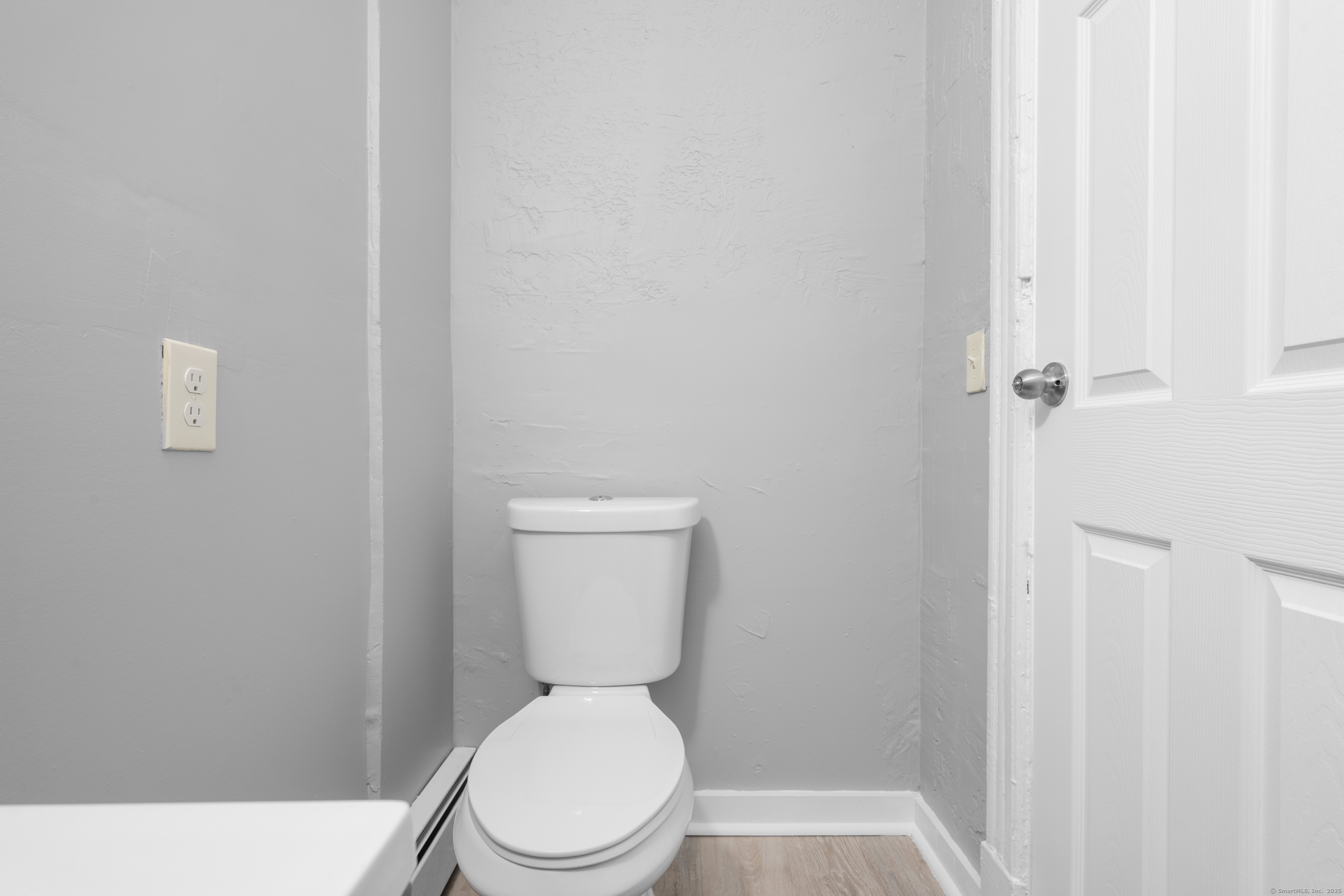 202 Mather Street, Unit 3W Hartford, CT 06112 - Photo 24 of 30 BATHROOM 2